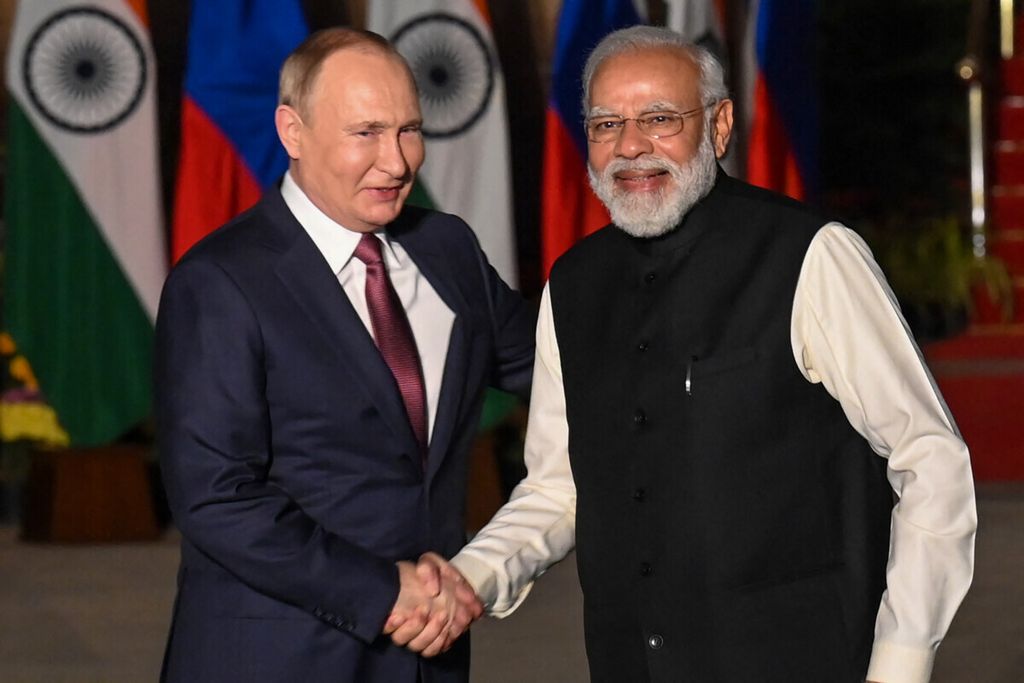 Perdana Menteri India Narendra Modi menyambut Presiden Rusia Vladimir Putin sebelum rapat kedua kepala negara di Hyderabad House, New Delhi, India, 6 Desember 2021.  