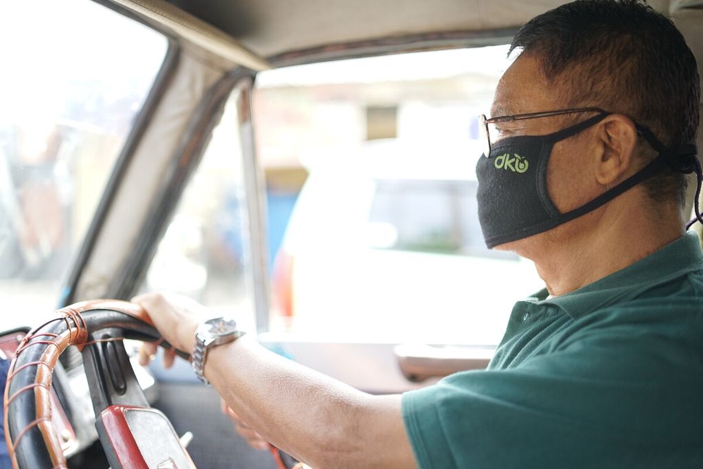 Yohanes Susilo (69) menyetir mobilnya pada Selasa (1/3/2022) di Semarang. Ia telah menjadi sopir angkot sejak 2009 setelah perusahaan tempat kerjanya pailit.
