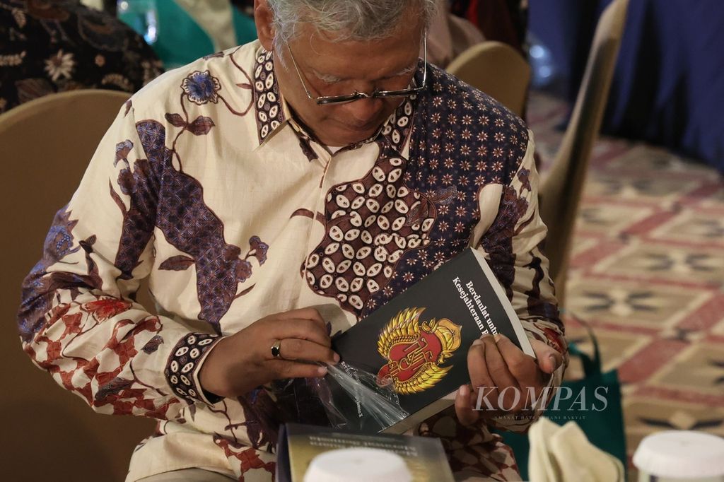Rohaniwan Romo Budi Subanar membuka buku <i>Berdaulat untuk Kesejahteraan Rakyat</i> yang diluncurkan bersama buku <i>Mendengar Suara Merawat Semesta</i> di Pergelaran Keraton Yogyakarta, Yogyakarta, Jumat (15/12/2023) malam.