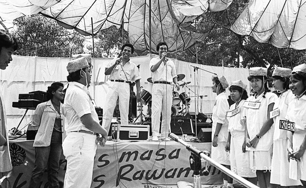 Dono dan Kasino menghibur mahasiswa UI di Kampus UI Rawamangun, Jakarta Timur, Minggu (30/8/1987).