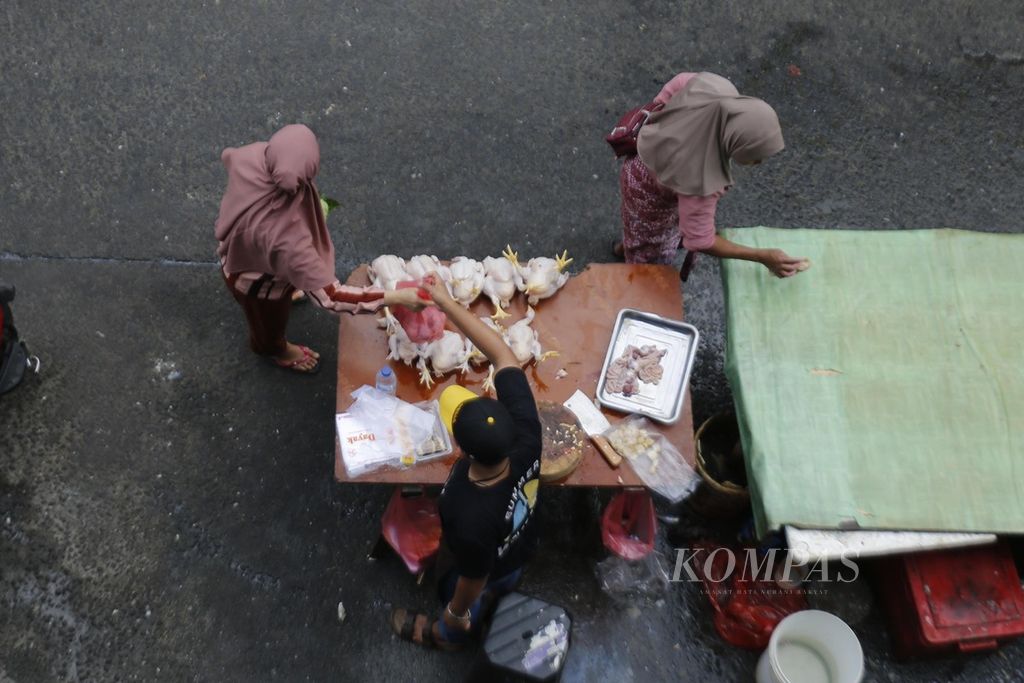 Pedagang ayam potong melayani pembeli di Pasar Kebayoran Lama, Jakarta, Kamis (29/6/2023). 