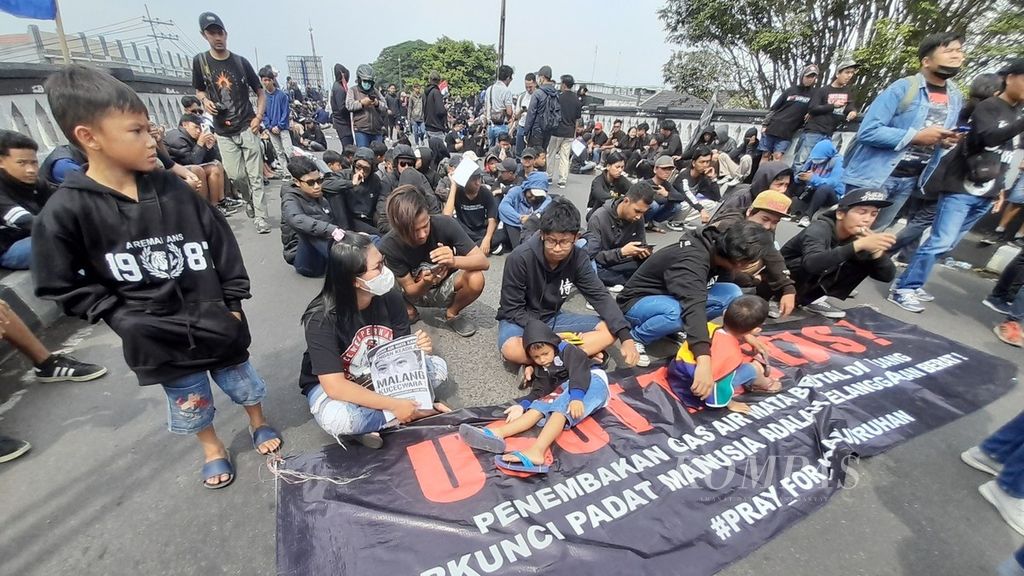 Areamania dari berbagai usia tampak ikut dalam aksi menuntut penuntasan proses hukum tragedi Kanjuruhan sebagaimana terlihat di atas Flyover Arjosari, di Kota Malang, Jawa Timur, Minggu (20/11/2022). 