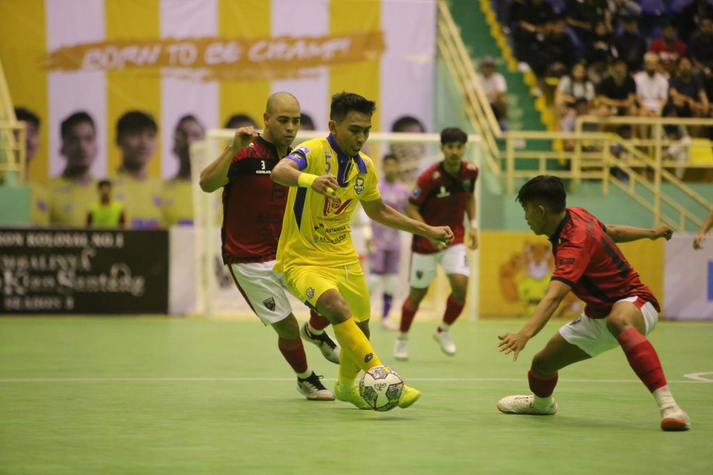 Pertandingan antara Pendekar United (merah) melawan Kancil WHW Pontianak (kuning) pada pekan pertama Liga Futsal Profesional Indonesia 2022/2023 di GOR Popki Cibubur, Minggu (8/1/2023). Kedua tim bermain imbang 3-3.