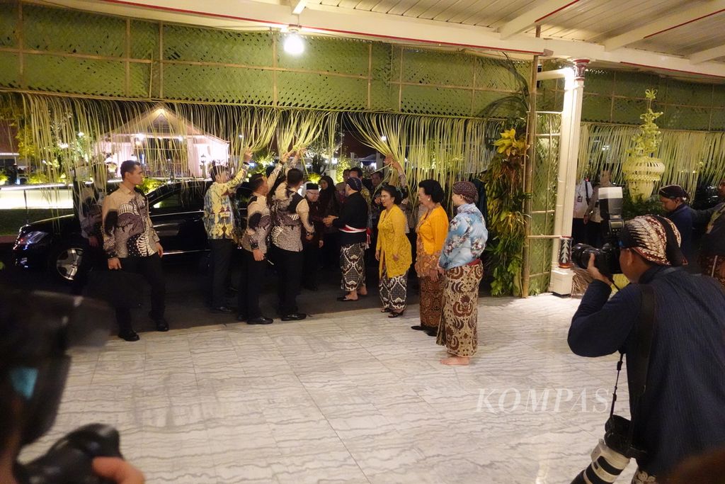 Wakil Presiden Ma’ruf Amin dan Ibu Wury Ma’ruf Amin tiba di Kagungan Dalem Bangsal Sewatama, Pura Pakualaman, Kota Yogyakarta, Daerah Istimewa Yogyakarta, Selasa (9/1/2024) malam.