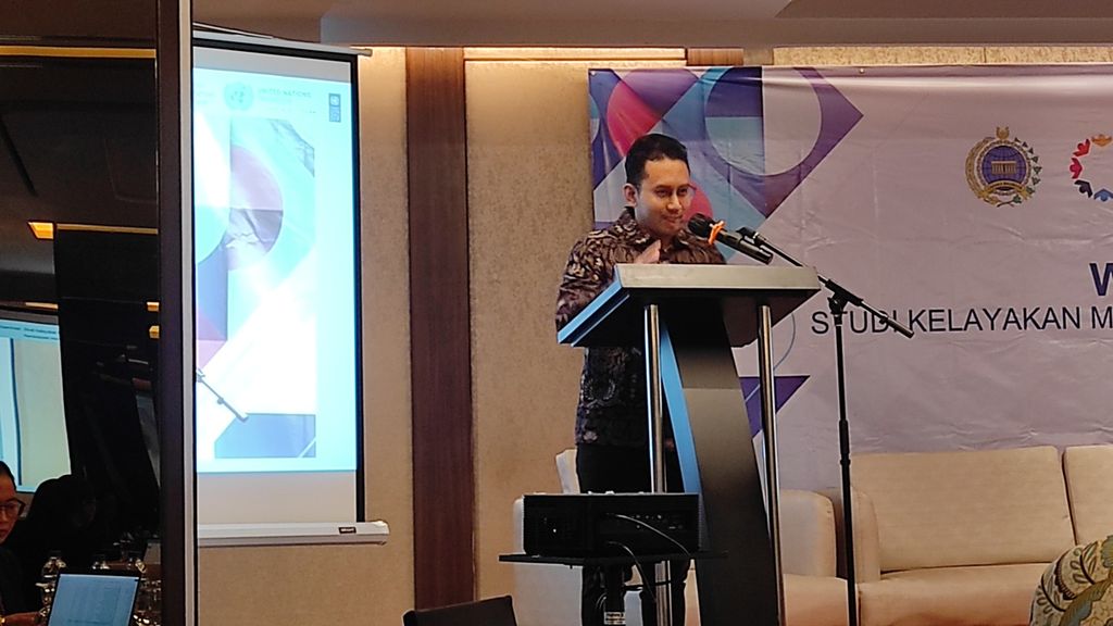 Technical Analyst for Innovative and Sustainable Finance, Innovative Financing Lab UNDP Indonesia Greget Kalla Buana saat menyampaikan laporan studi "Empowering Migrants: Feasibility Study of Innovative Financing Mechanism on Migration", Kamis (25/1/2024), di Jakarta.