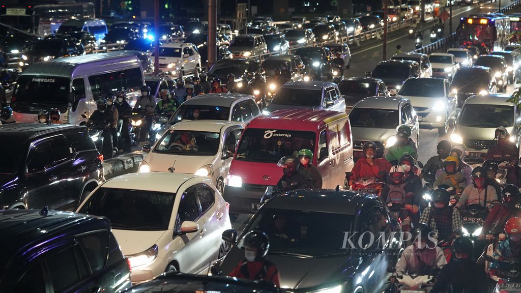 Kepadatan arus lalu lintas pada jam pulang kerja di Jalan Gatot Subroto, Jakarta Selatan, Senin (24/10/2022). 