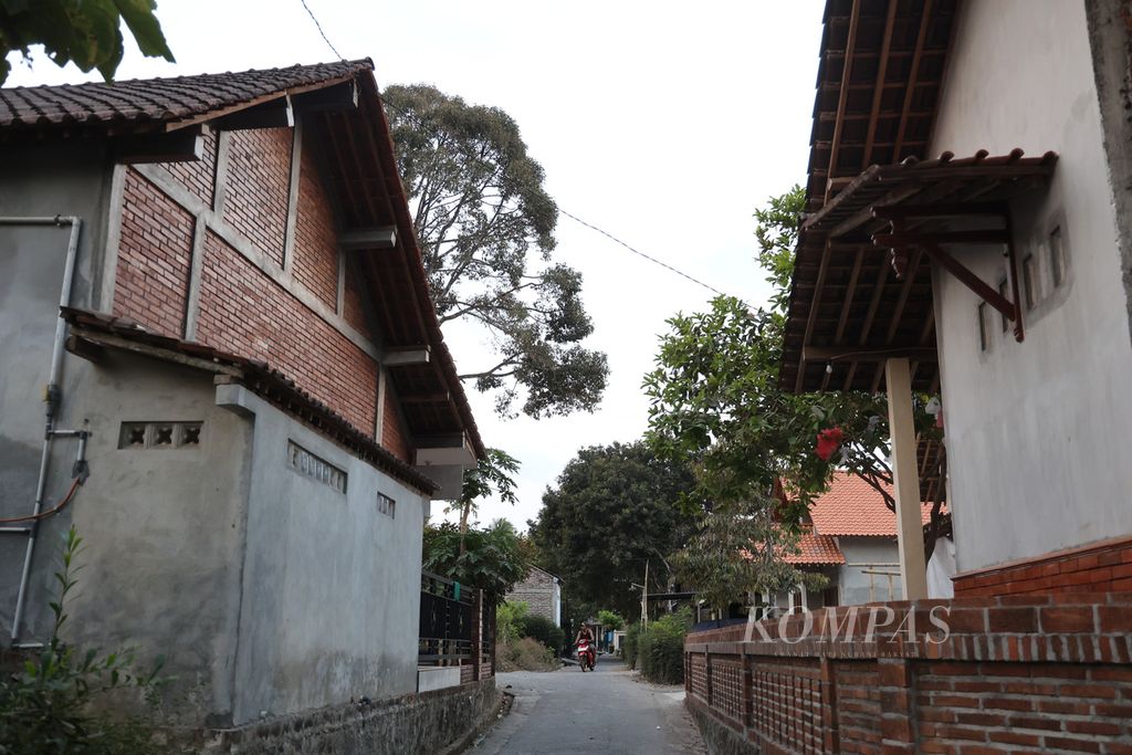 Warga melintas di dekat sejumlah rumah yang digunakan sebagai penginapan atau <i>homestay</i> di Dusun Ngaran II, Desa Borobudur, Kecamatan Borobudur, Kabupaten Magelang, Jawa Tengah, Senin (16/10/2023). 