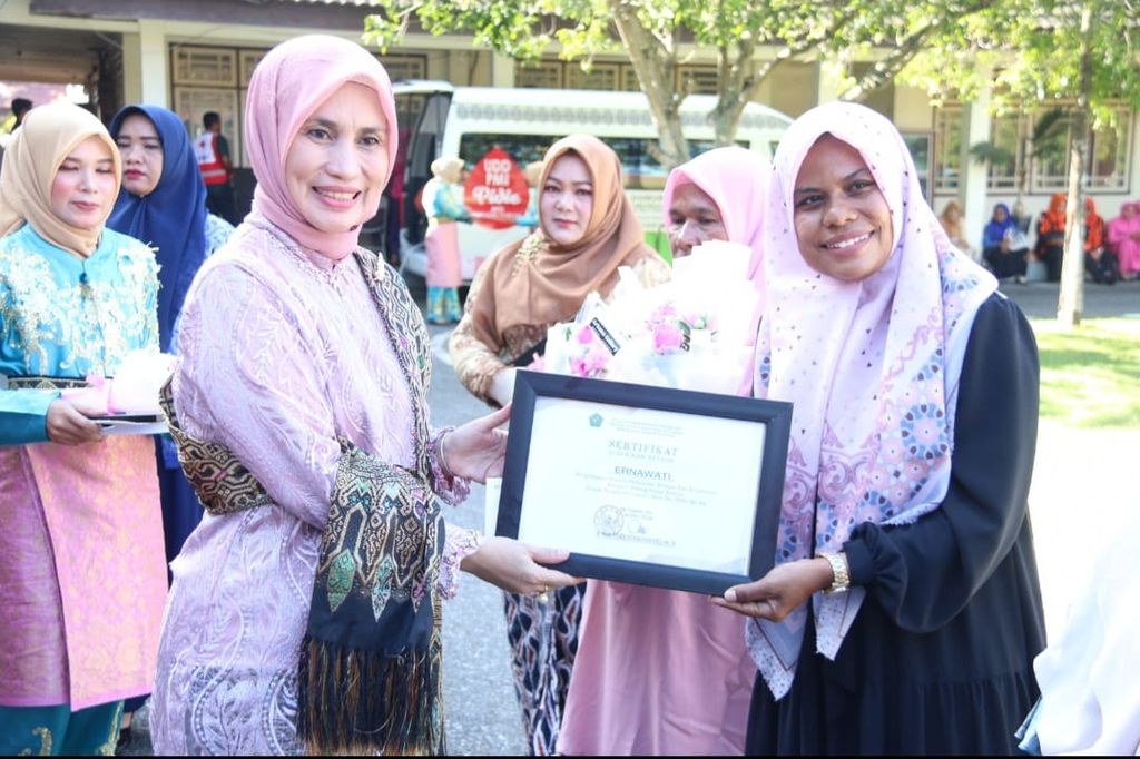 Ernawati, aktivis perempuan pendamping korban kekerasan seksual pada anak di Pidie, Aceh, saat menerima penghargaan dari Pemerintah Kabupaten Pidie.