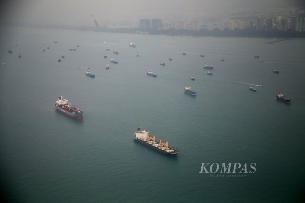Kapal-kapal melintasi perairan Selat Malaka di sekitar perairan Kepualauan Riau dan Singapura, Rabu (25/9/2019). 
