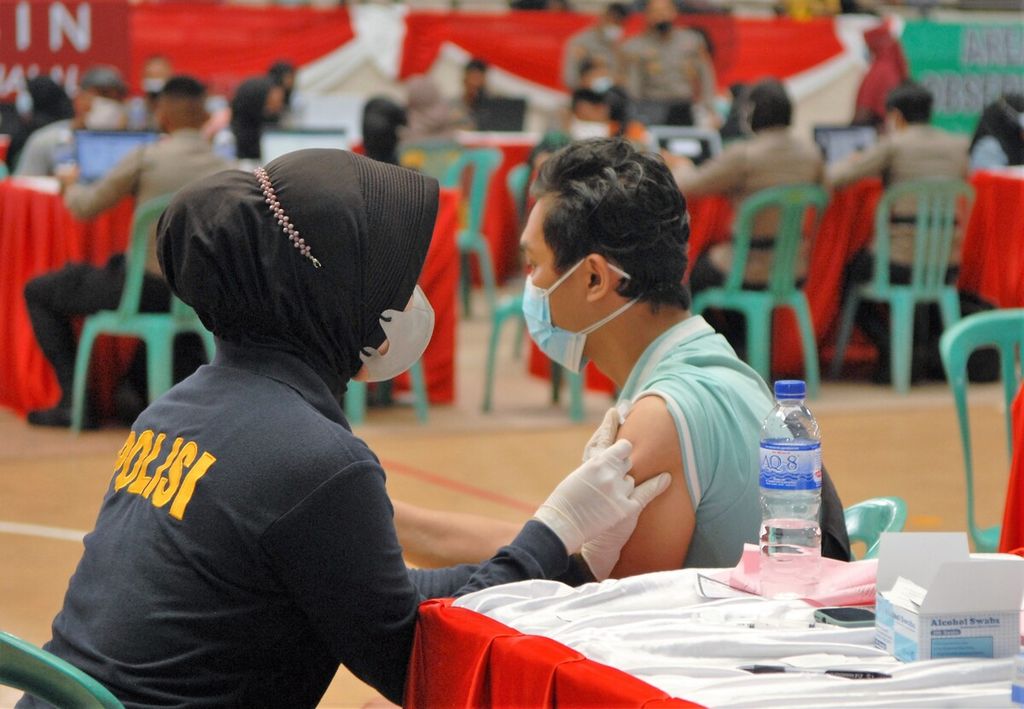 Seorang warga menerima vaksin Covid-19 dalam kegiatan vaksinasi massal di Gelanggang Olahraga Kotabaru, Jambi, Sabtu (7/8/2021).