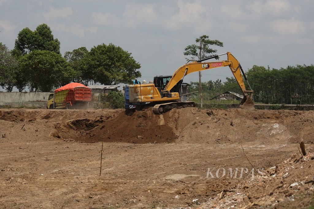 Alat berat mengeruk tanah pada lahan yang akan dilalui proyek Jalan Tol Solo-Yogyakarta di Desa Gatak, Ngawen, Klaten, Jawa Tengah, Rabu (14/9/2022). 