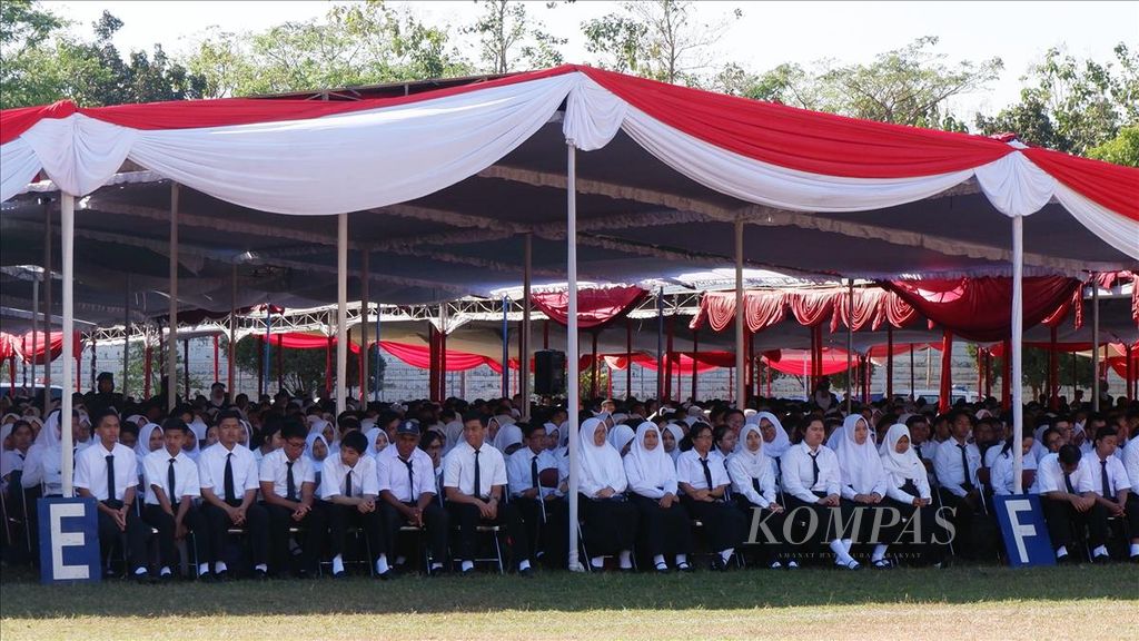 Ribuan mahasiswa baru Universitas Diponegoro mengikuti upacara penerimaan di Stadion Undip, Kota Semarang, Jawa Tengah, Senin (5/8/2019). Total mahasiswa baru Undip tahun akademik 2019/2020 sebanyak 11.586 orang.