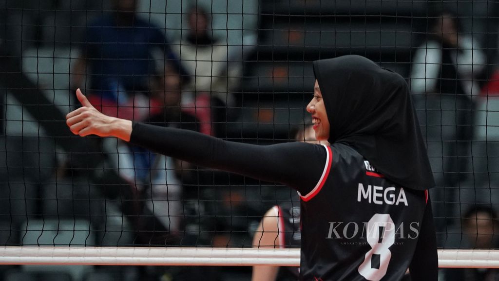 The expression of Indonesian women's volleyball player who strengthens the Red Sparks Korea team, Megawati Hangestri Pertiwi, after scoring against the Indonesia All Star Women's Volleyball Team in a friendly match of Fun Volley Ball at the Indonesia Arena Stadium, Gelora Bung Karno Complex, Jakarta, on Saturday (20/4/2024).
