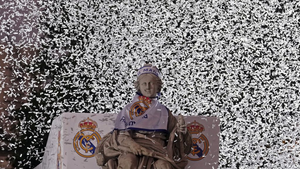 <i>Confetti </i>memenuhi langit di sekitar patung dewi Cibeles di Plaza de Cibeles, pusat kota Madrid, saat Real Madrid merayakan sukses mereka menjadi juara La Liga untuk ke-35 kalinya, Sabtu (30/4/2020). Real memastikan gelar juara meski kompetisi Liga Spanyol masih menyisakan empat pertandingan. 