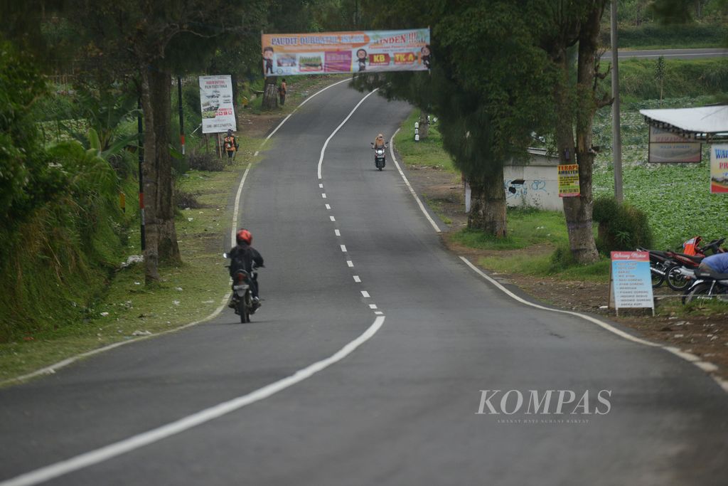 Kendaraan melintas di Jalan Raya Magelang-Kopeng di Kecamatan Pakis, Magelang, Jawa Tengah, Sabtu (8/5/2021). Jalan tersebut merupakan jalur alternatif yang sering dimanfaatkan oleh pengguna mobil tujuan jalan Tol Solo-Semarang dari arah Magelang dan Yogyakarta atau sebaliknya. Menjelang Lebaran, jalan alternatif tersebut relatif masih lengang dari hilir mudik pemudik dengan kendaaraan berpelat nomor luar area Jawa Tengah dan DI Yogyakarta.