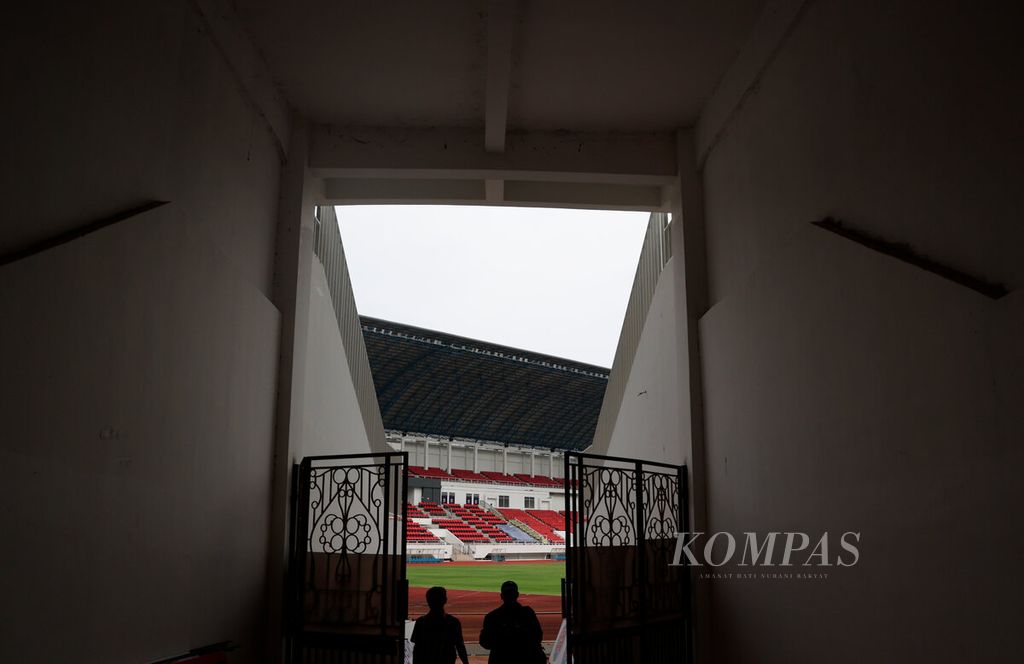 Petugas melintasi salah satu pintu akses menuju lapangan di Stadion Jatidiri, Kota Semarang, Jawa Tengah, Senin (17/10/2022).  Proyek penataan fasilitas di GOR Jatidiri tersebut diharapkan dapat digunakan untuk meningkatkan prestasi para atlet. 