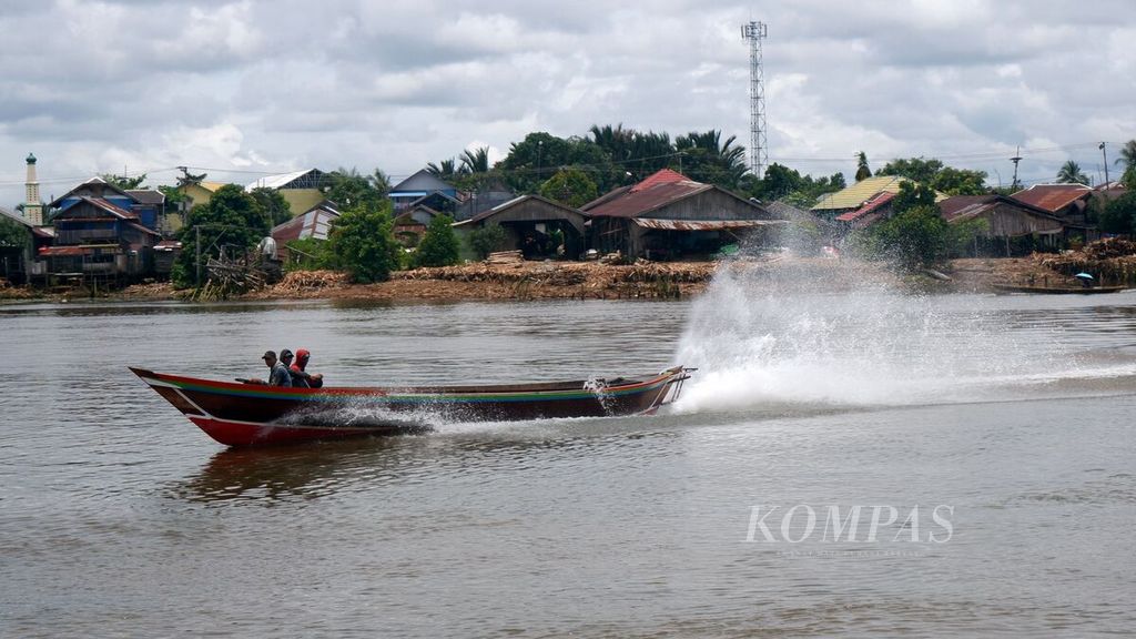 Perahu buatan tukang di Desa Pulau Sewangi, Kecamatan Alalak, Kabupaten Barito Kuala, Kalimantan Selatan, sedang melaju di Sungai Alalak, Sabtu (9/3/2024). 