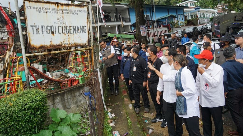 Mendikbudristek Nadiem Anwar Makarim meninjau sekolah yang rusak akibat gempa bumi di Cianjur, Selasa (23/11/2022). 