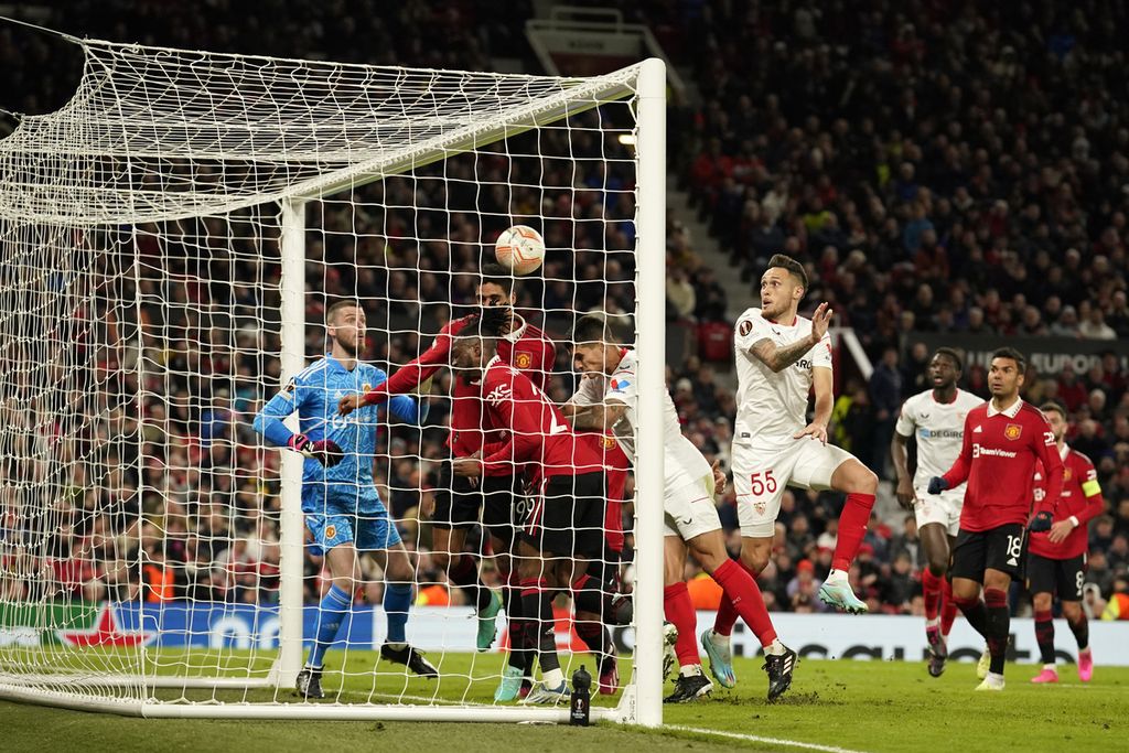 Pemain Manchester United, Raphael Varane, menghalau bola dari garis gawang dalam leg pertama perempat final Liga Europa antara Manchester United dan Sevilla di Stadion Old Trafford, Manchester, Inggris (13/4/2023). Laga berakhir imbang 2-2.