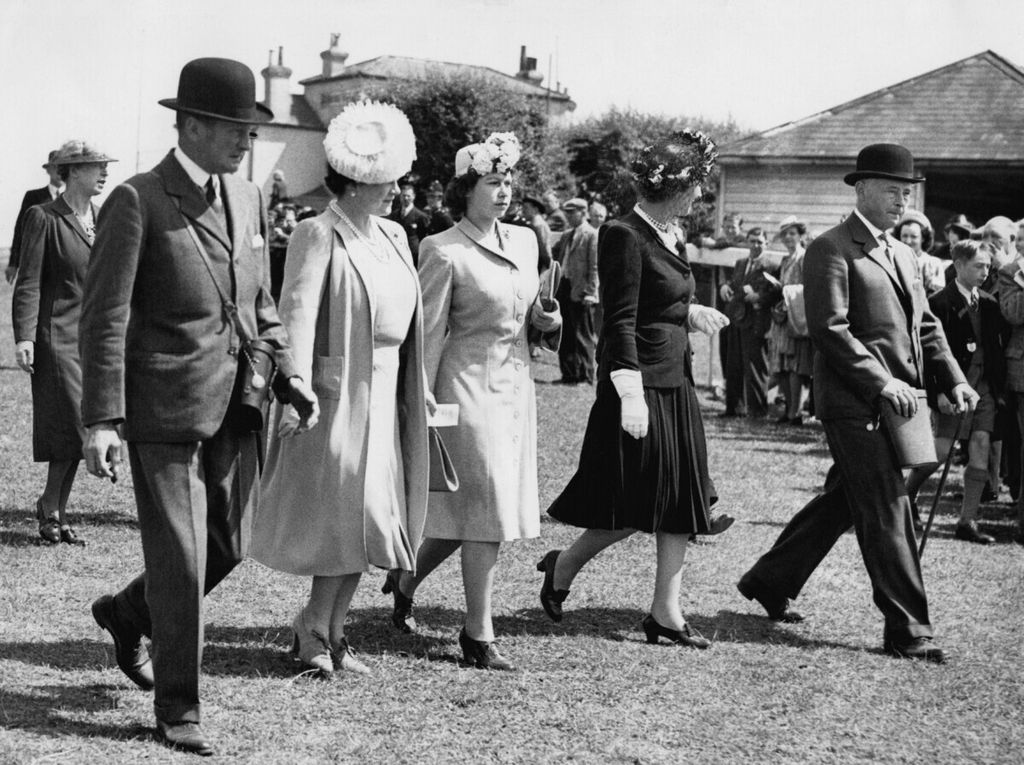 Putri Elizabeth menghadiri acara pacuan kuda Royal Ascot tahun 1946. Ini adalah pacuan pertama sejak Perang Dunia II berakhir. Princess Elizabeth attends Royal Ascot Week 1946, first race meeting after World War II. 