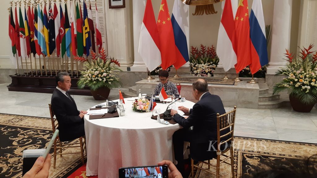 Dari kiri ke kanan: Direktur Komisi Pusat Kebijakan Luar Negeri (CFAC) Partai Komunis China Wang Yi, Menteri Luar Negeri Retno Marsudi, dan Menlu Rusia Sergey Lavrov bersiap memulai pembicaraan trilateral di Jakarta, Rabu (12/7/2023). 