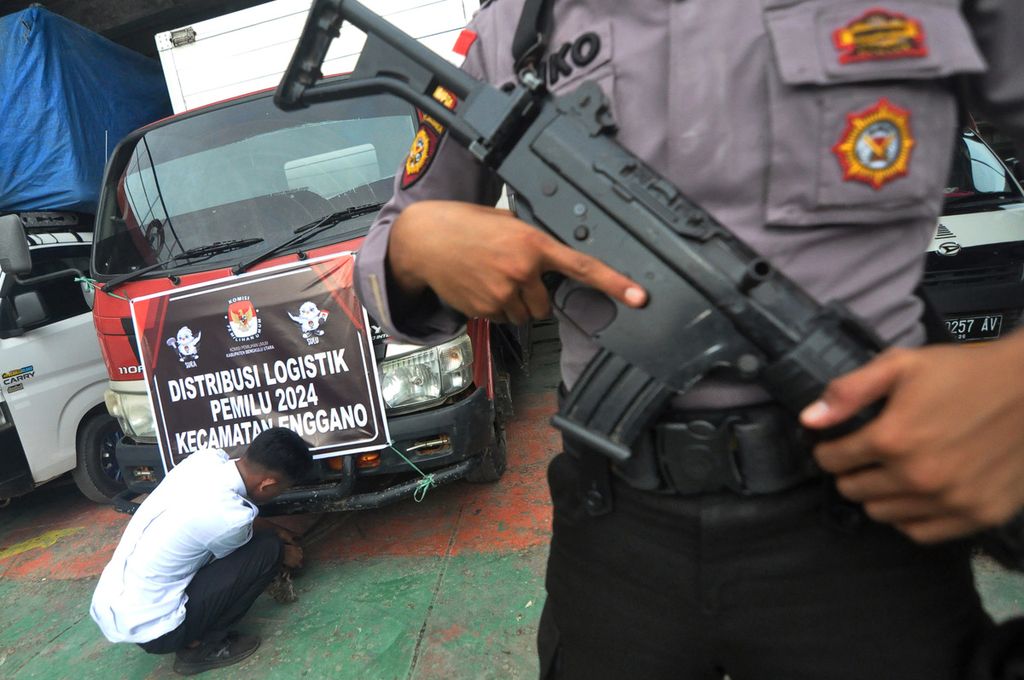 Petugas PT ASDP memasang tali pengaman ke mobil boks pengangkut logistik Pemilu 2024 di atas KMP Pulo Tello di Pelabuhan Baai, Kota Bengkulu, Bengkulu, Selasa (6/2/2024).