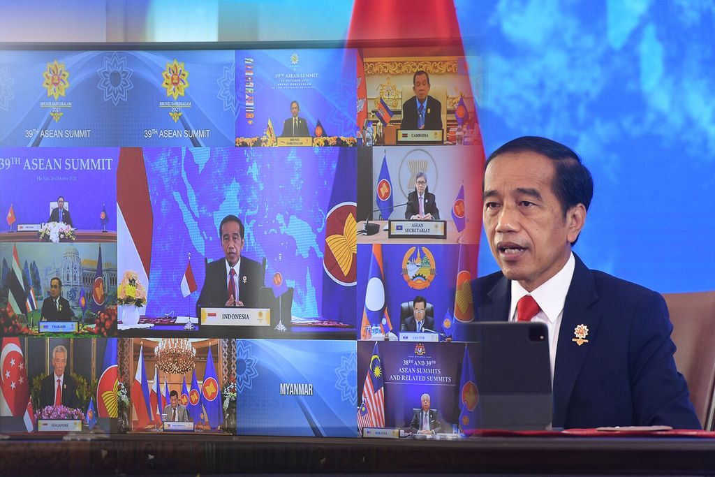 Presiden Joko Widodo menghadiri KTT ke-39 ASEAN secara virtual dari Istana Kepresidenan Bogor, 26 Oktober 2021. Negara-negara Asia Tenggara berada di jantung kawasan Indo-Pasifik.