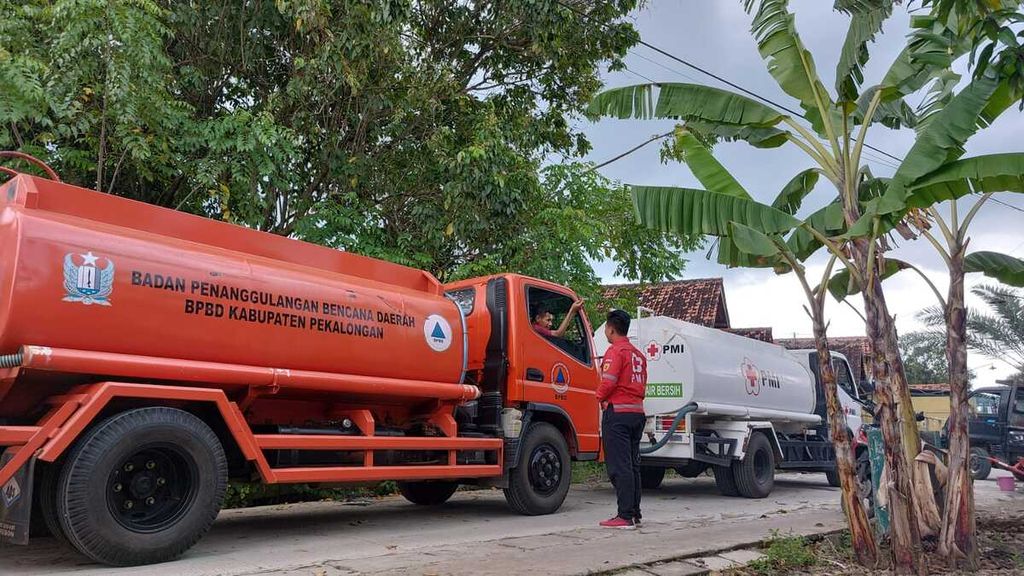  BPBD Kabupaten Pekalongan bersama PMI menyalurkan bantuan air bersih bagi warga terdampak pencemaran limbah batik, Senin (7/3/2022).