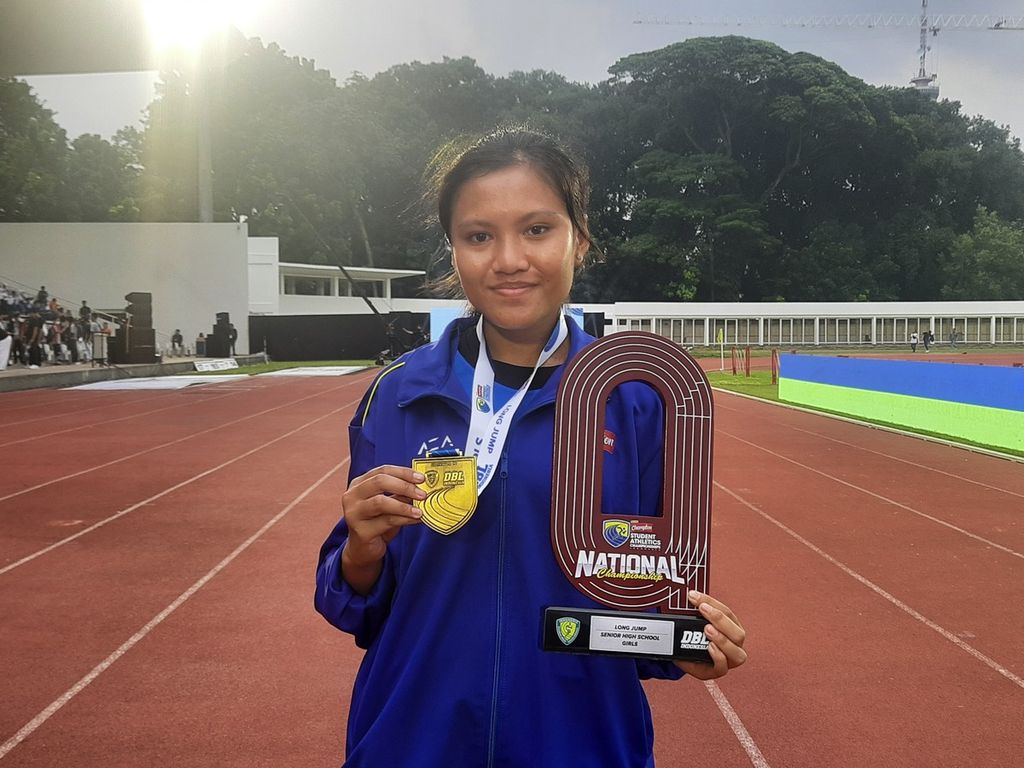 Winney Maharati Ruung (16), pelajar SMA Negeri 1 Tanjung, Kalimantan Selatan, meraih medali emas dalam nomor lompat jauh putri dalam Student Athletics Championships Indonesia di Stadion Madya, Gelora Bung Karno, Jakarta, Jumat (13/1/2023). Ia berhasil melompat sejauh 4,93 meter.