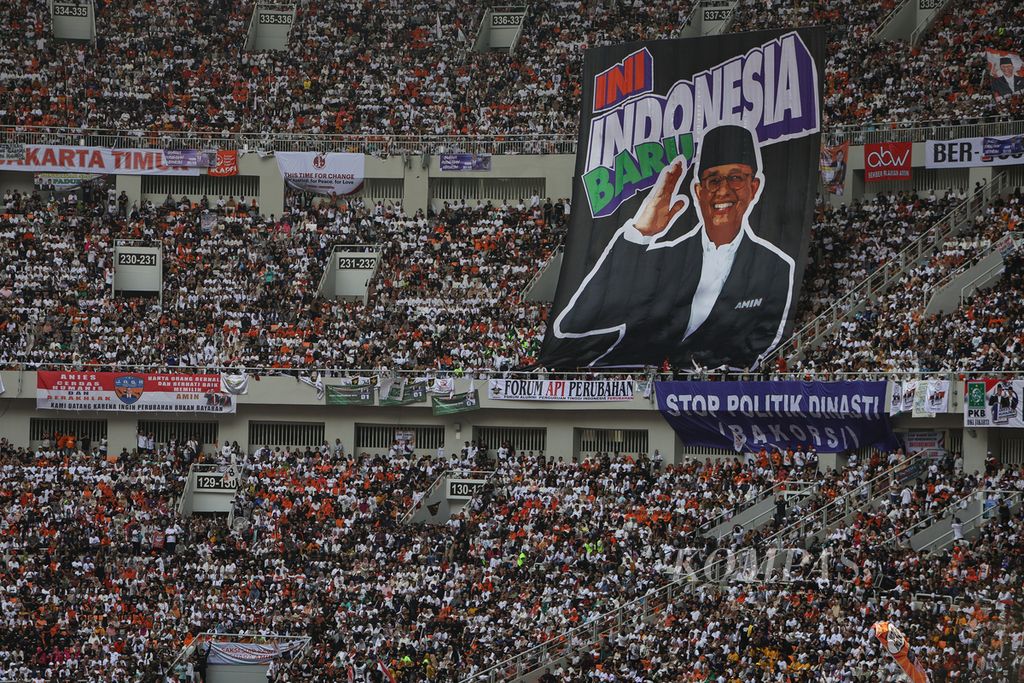 Spanduk bergambar Anies Baswedan dibentangkan dalam kampanye akbar pasangan capres-cawapres nomor urut satu, Anies Baswedan dan Muhaimin Iskandar, di Jakarta International Stadium, Sabtu (10/2/2024). 