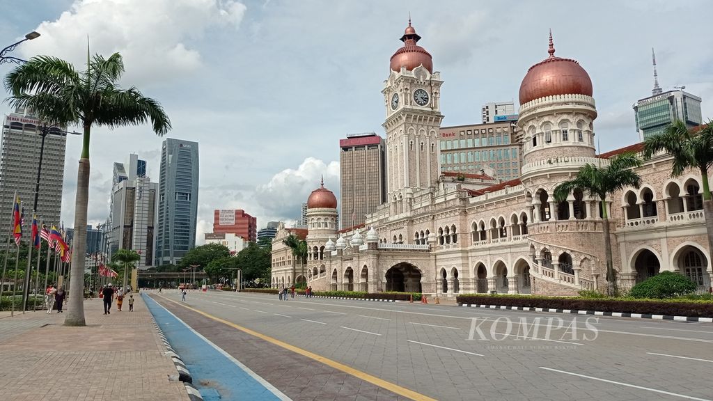 Gedung Sultan Abdul Samad yang dibangun tahun 1897 di Kuala Lumpur, Malaysia, Minggu (16/10/2022). Bangunan bergaya arsitektur mughal yang kesohor dengan atap kubah dan tower jamnya.