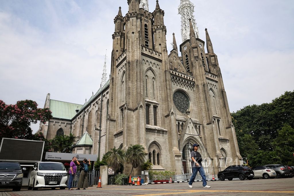 Suasana halaman depan Gereja Katedral, Jakarta, Kamis (29/8/2024). Katedral Jakarta menyiapkan berbagai dekorasi khusus untuk menyambut kunjungan Paus Fransiskus ke Indonesia pada 3-6 September 2024.