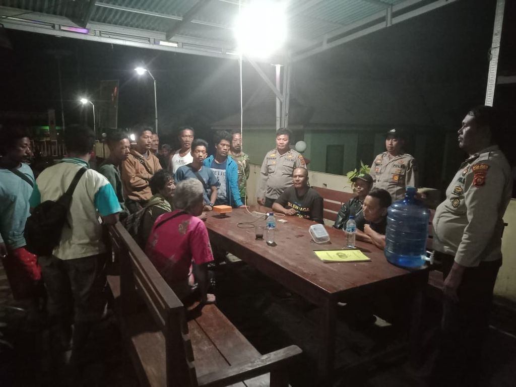 Komunitas Orang Rimba di wilayah Terab berdialog dengan aparat kepolisian terkait penyelesaian hukum dukun gadungan yang melakukan penculikan, Rabu (17/5/2023), di Kabupaten Sarolangun, Jambi. 