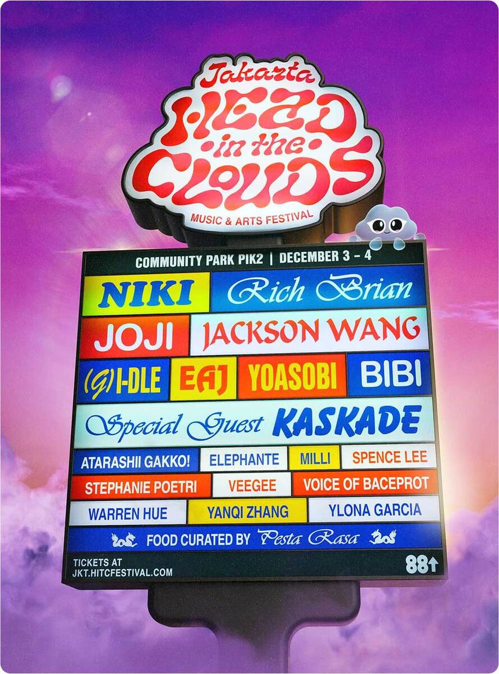 Tangkapan layar yang menunjukkan tampilan situs Head in the Clouds Festival yang diselenggarakan 88rising di Jakarta, Indonesia