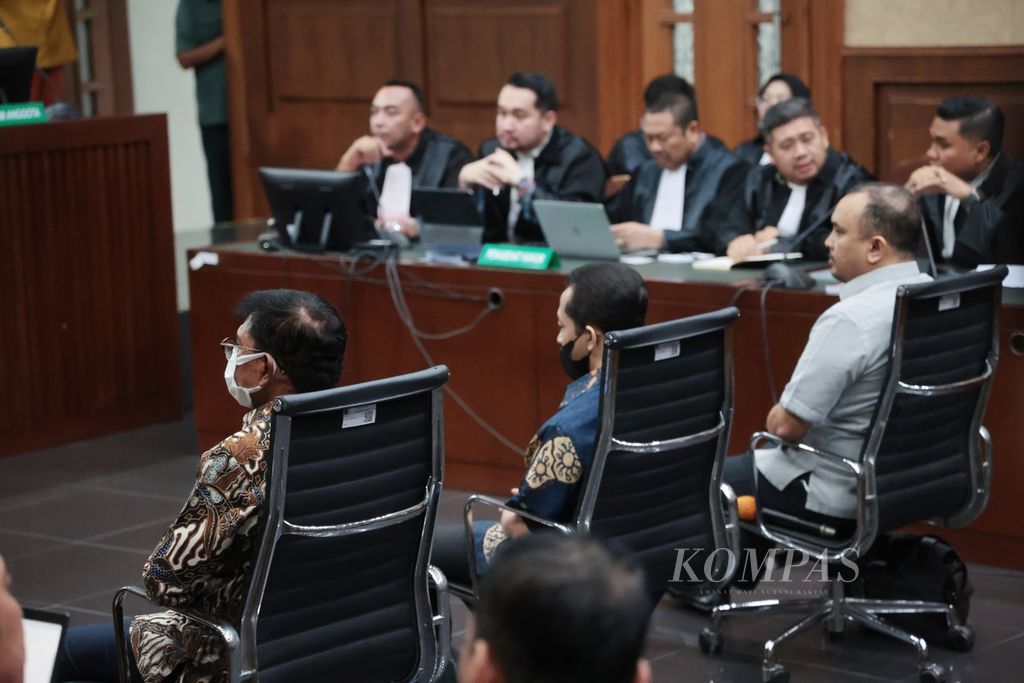 Bekas Menteri Komunikasi dan Informatika Johnny G Plate (kiri) menjalani sidang perdana di Pengadilan Negeri Jakarta Pusat, Jakarta, Selasa (27/6/2023). 