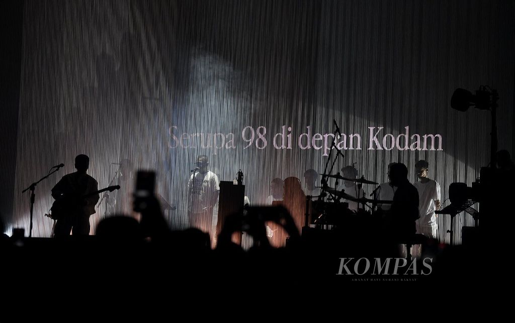 Kelompok Efek Rumah Kaca menggelar konser bertajuk Rimpangdi Stadion Tennis Indoor, Senayan, Jakarta, Kamis (27/7/2023). 