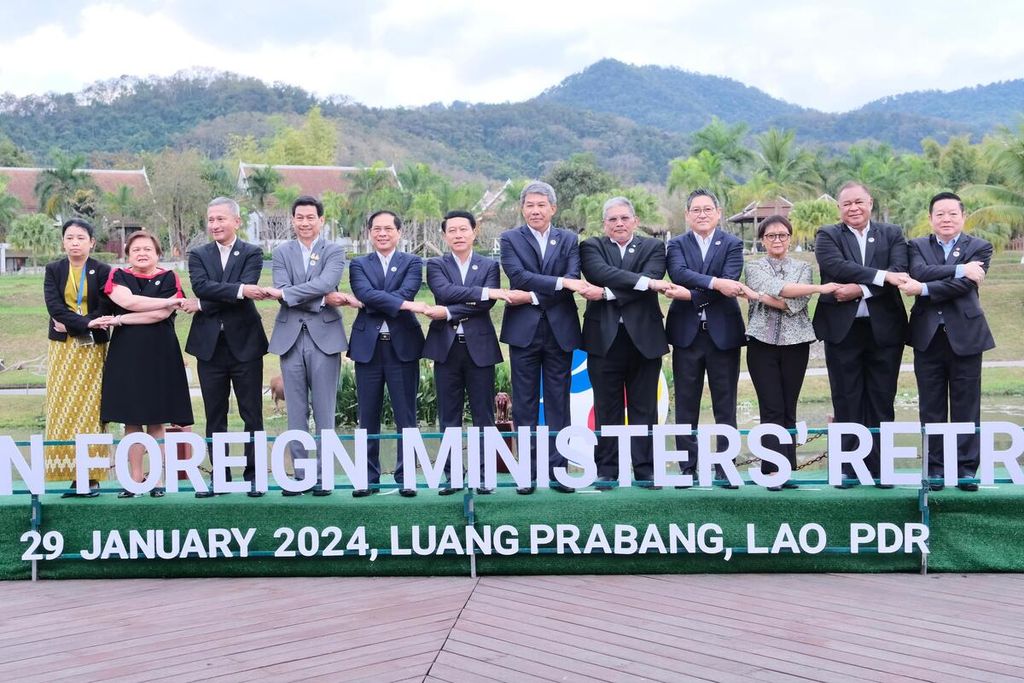 Menteri Luar Negeri RI Retno Marsudi (ketiga dari kanan) bergandengan tangan dengan rekannya sesama menteri luar negeri Perhimpunan Bangsa-Bangsa Asia Tenggara (ASEAN) di Luang Prabang, Laos, Senin (29/1/2024)