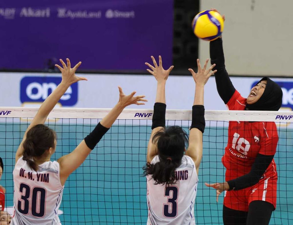 <i>Outside hitter</i> of the Indonesian women's national volleyball team, Putri Nur Hidayanti Agustin, throws a shot during the match against Hong Kong in the 2024 AVC Challenge Cup match at the Rizal Memorial Stadium, Manila, Philippines, Thursday (23/5/2024) .