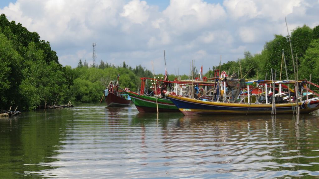Sebuah perahu nelayan berangkat melaut di Desa Banyuurip, Kabupaten Gresik, Jumat (11/6/2021). Tempat ini menjadi bagian dari Kawasan Ekosistem Esensial Ujungpangkah dengan luas total 1.554,27 hektar dan terbentang di tiga desa, yakni Banyuurip, Pangkah Wetan, dan Pangkah Kulon. Ujungpangkah kini diusulkan menjadi warisan lahan basah dunia karena kaya jenis mangrove dan menjadi tempat singgah beragam burung migran dari berbagai belahan dunia.