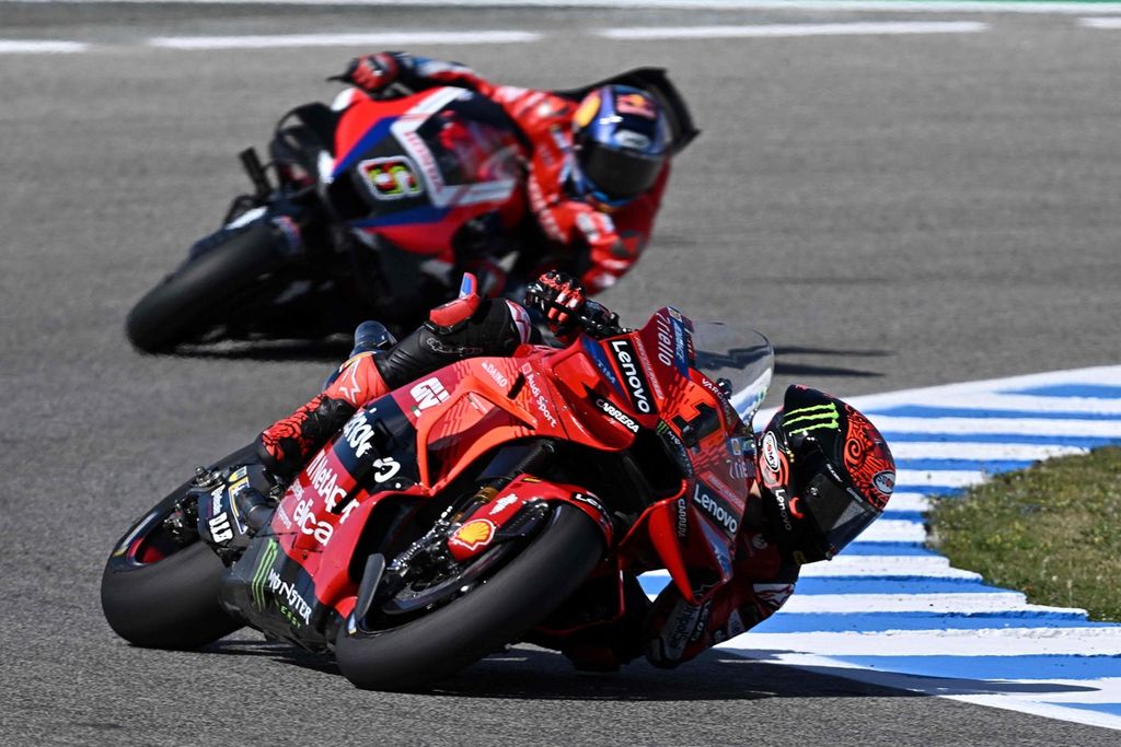 Pembalap Ducati Francesco Bagnaia beraksi pada sesi latihan bebas pertama seri MotoGP Grand Prix Spanyol di Sirkuit Jerez, Jerez de la Frontera, Jumat (26/4/2024). 