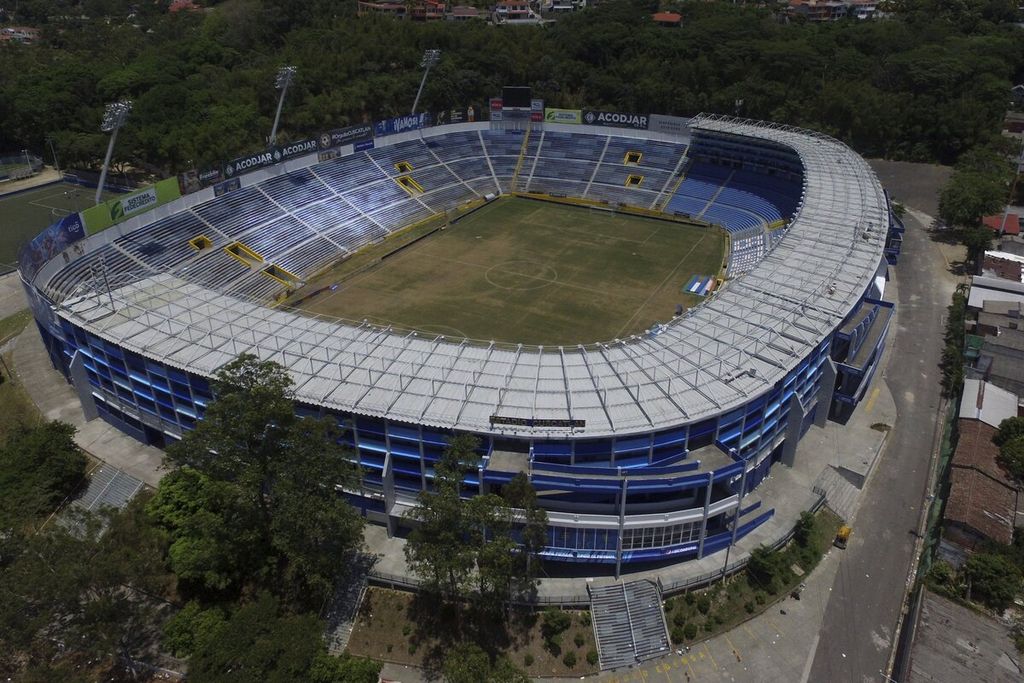 Stadion Monumental di Cuscatlan ditutup oleh otoritas El Salvador sehari setelah kerusuhan dalam pertandingan sepak bola yang menyebabkan 12 orang tewas di San Salvador, El Salvador, Minggu (21/5/2023).