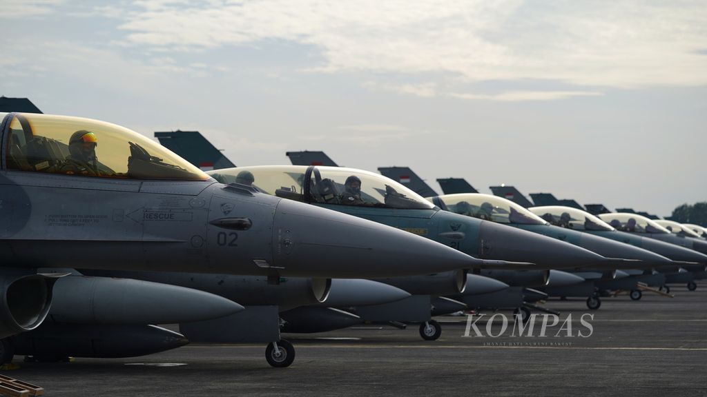 Penerbang pesawat F-16 bersiap dalam geladi bersih Hari Ulang Tahun Ke-77 TNI Angkatan Udara di Pangkalan TNI Angkatan Udara Halim Perdanakusuma, Jakarta Timur, Kamis (6/4/2023). 