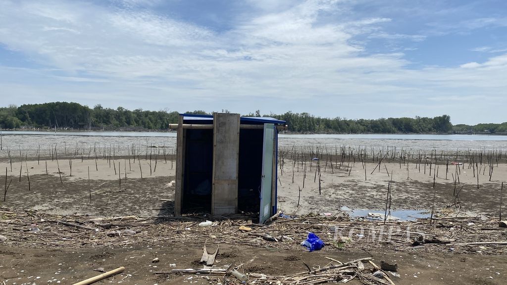 Toilet tersedia di Pulau Arnavat, Desa Surodadi, Kecamatan Sayung, Kabupaten Demak, Jawa Tengah, Jumat (5/1/2024). Kendati demikian, toilet itu tak berfungsi optimal lantaran belum ada akses air bersih. 