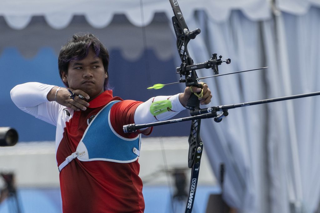 Pemanah putra Indonesia, Arif Dwi Pangestu, melepaskan anak panah ke sasaran saat mengikuti babak kualifikasi panahan nomor perseorangan putra Olimpiade Paris 2024 di Esplanade des Invalides, Paris, Perancis, Kamis (25/7/2024). 