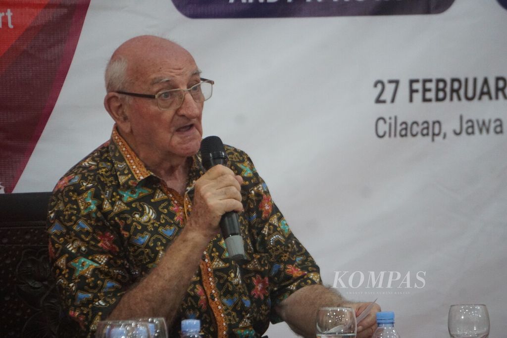 Romo Charles Patrick Burrows, OMI atau Romo Carolus menjadi pembicara dalam Peluncuran Buku <i>Gotong Royong Bangun Sekolah Inklusi</i> oleh Yayasan Sosial Bina Sejahtera di Cilacap, Jawa Tengah, Selasa (27/2/2024).