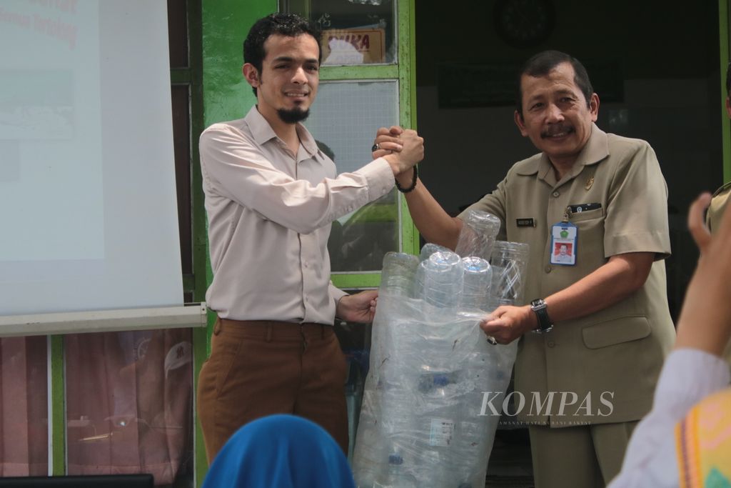 Dr Gamal Albinsaid (kiri) dan Kepala Dinas Lingkungan Hidup Kota Malang Agoes Edy (kanan) berkomitmen mendorong sehat dengan sampah.