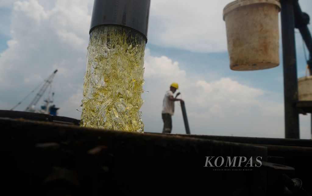 Aktivitas pemindahan minyak goreng curah dari kapal ke truk tangki di Pelabuhan Tanjung Emas, Kota Semarang, Jawa Tengah, Kamis (7/4/2022). Sebanyak 2.614 ton minyak goreng curah yang dibawa dari Balikpapan, Kalimantan Timur, ini untuk menambah pasokan hingga dua minggu mendatang. 