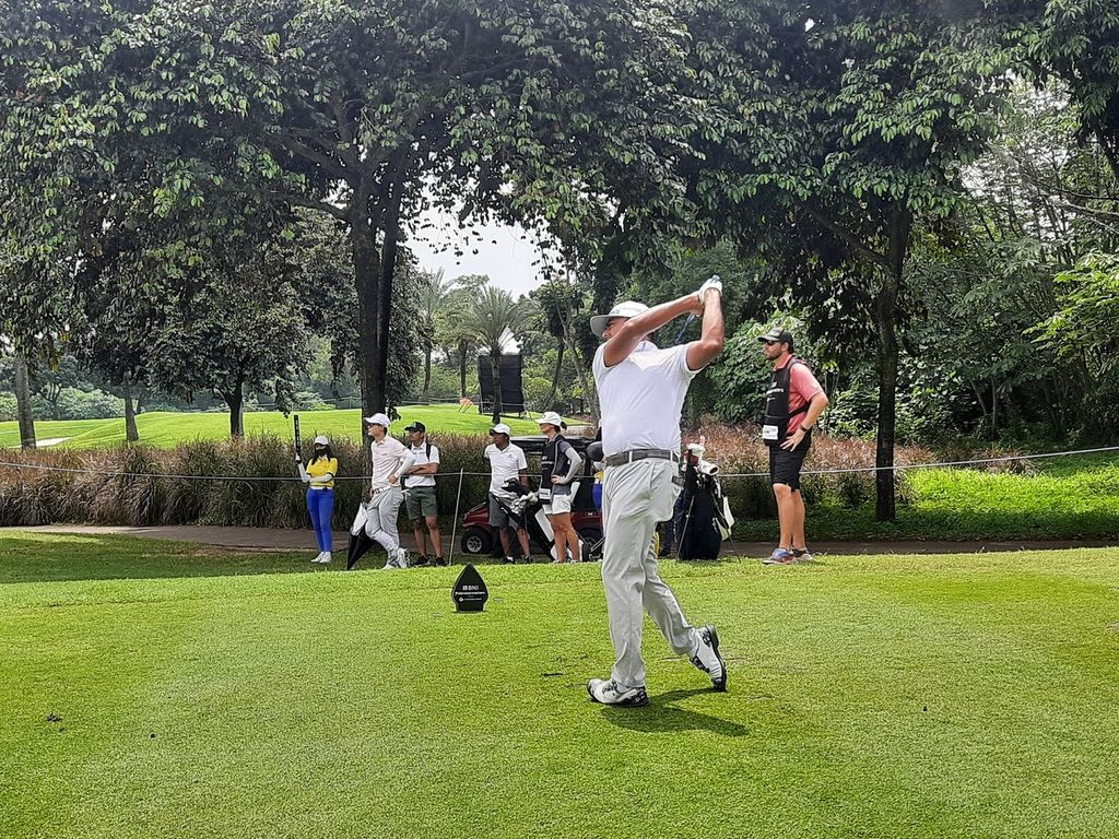 Anirban Lahiri asal India, pemenang Indonesian Masters 2014 saat memukul bola di lapangan 3, Royale Jakarta Golf Club, Jakarta, Jumat (2/12/2022). Ia mencetak 70 pukulan pada ronde dua dan 66 pukulan saat ronde sebelumnya dalam Indonesian Masters 2022.