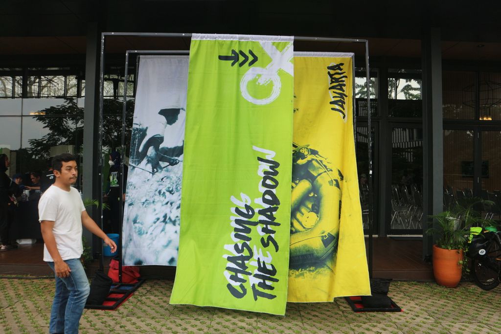 Pintu masuk menuju ruangan kegiatan "Chasing The Shadow" yang diadakan oleh Greenpeace di Cibis Park, Jakarta Selatan, Minggu (16/10/2022). Kegiatan ini memiliki rangkaian acara yang berfokus pada isu krisis dan perubahan iklim.