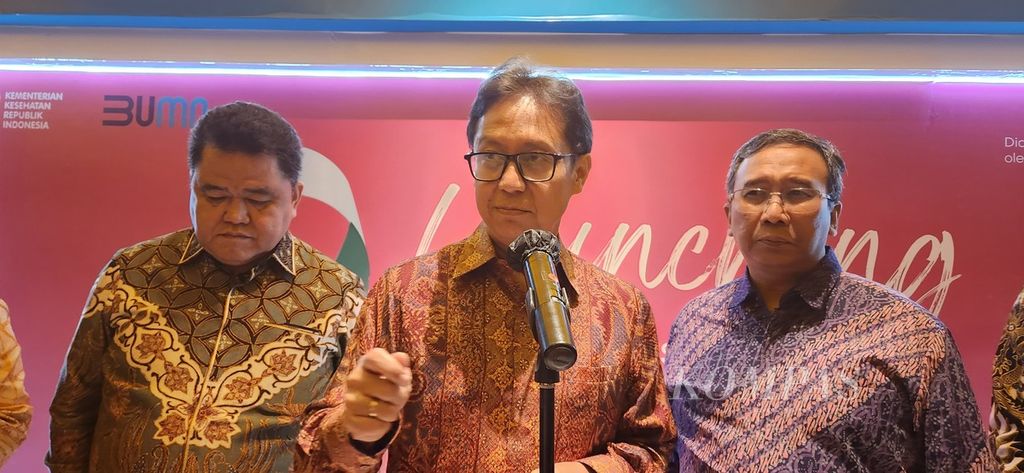 Menteri Kesehatan Budi Gunadi Sadikin saat memberikan keterangan kepada media dalam konferensi pers yang diadakan seusai acara peluncuran Rencana Aksi Nasional (RAN) Eliminasi Kanker Leher Rahim, di Jakarta, Sabtu (16/12/2023).